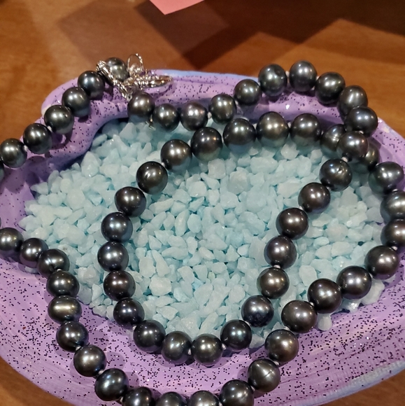 Black pearl necklace